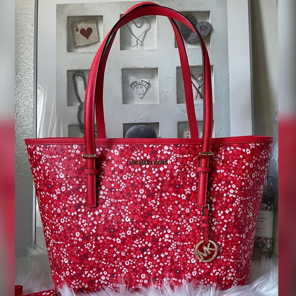 SOLD 🌺 NWT Michael Kors MD Carryall Tote 🌺